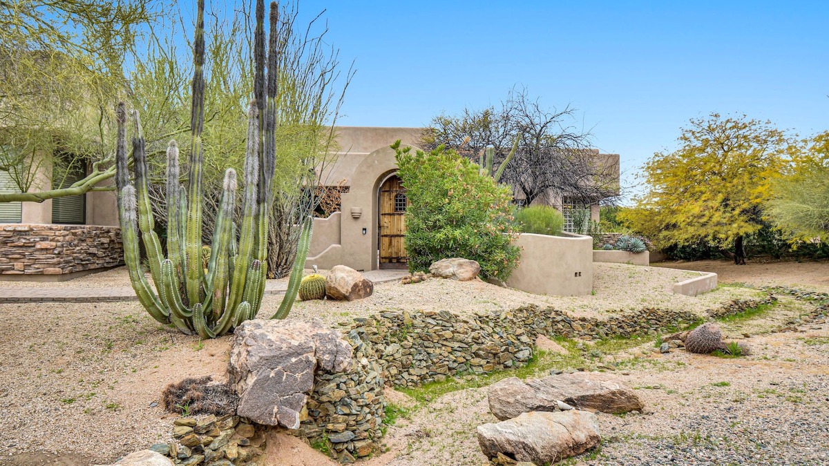 Cave Creek House | Private getaway,sleeps 21,pool, 2 jacuzzis, Teppanyaki grill,BBQ,covered patio+