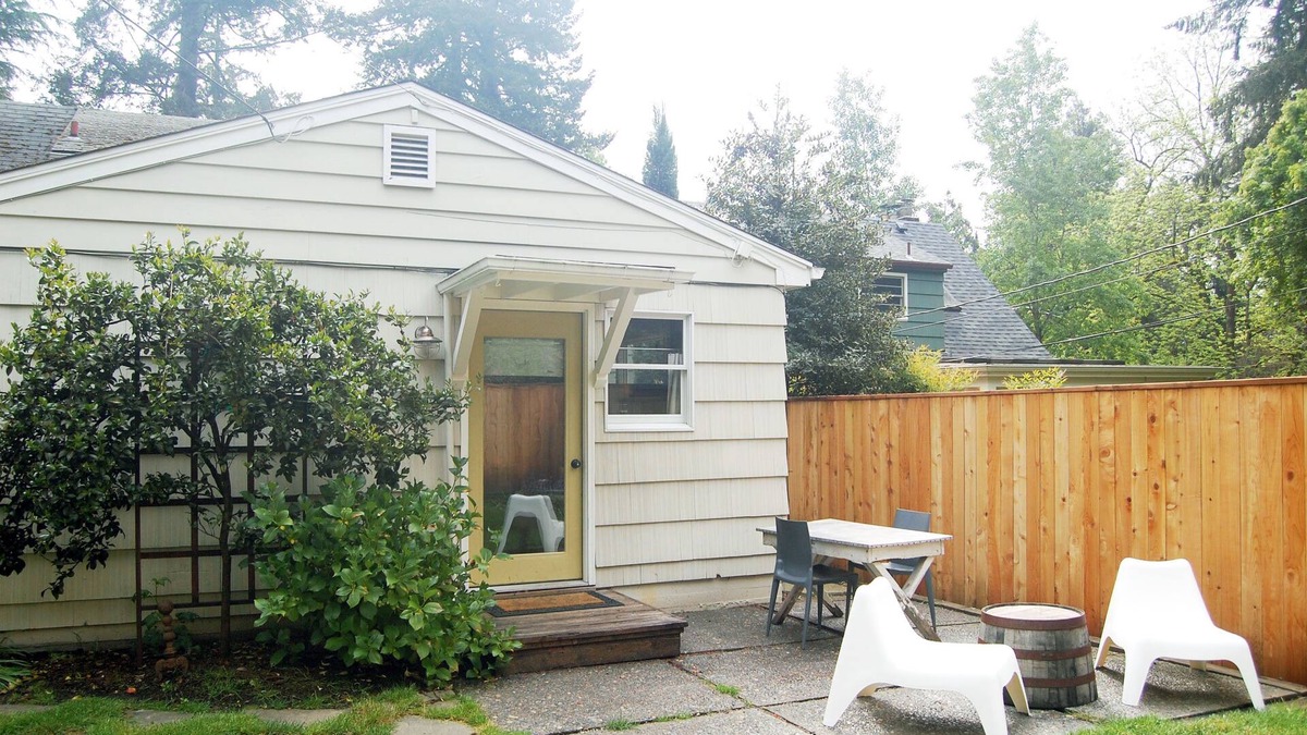 First Addition Cottage | Private guest house in the first addition Lake Oswego