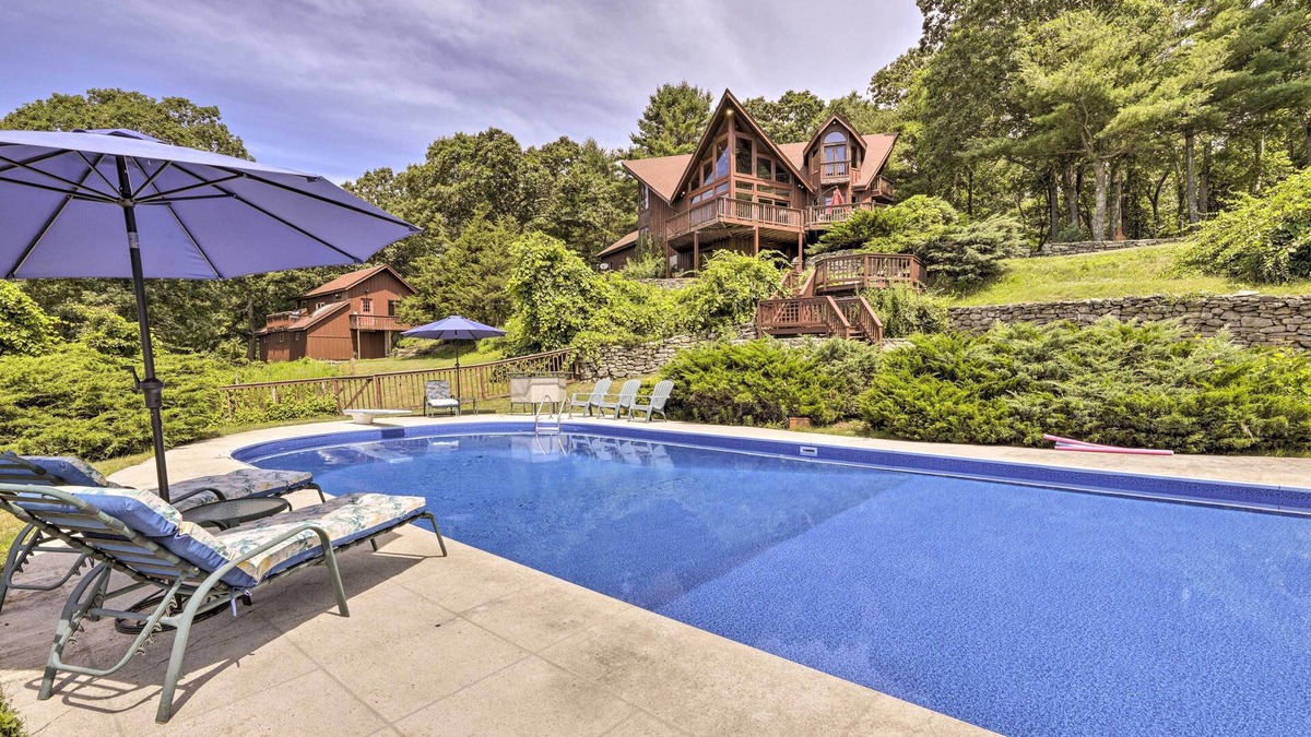 Montville Cottage | Private Guest House w/Deck + Spectacular Views!