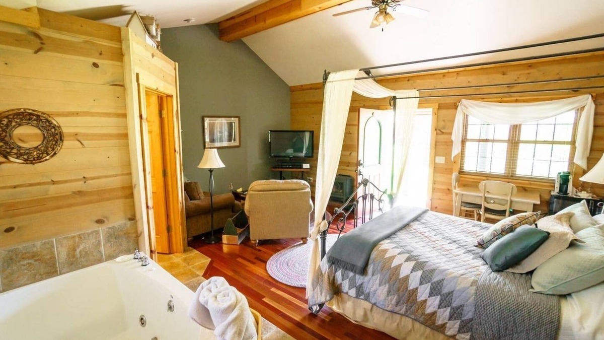 Reedsburg House | Private guest house w/jacuzzi tub, gas fireplace close to several famous parks