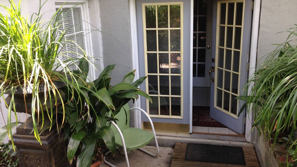 Summerville Historic District Apartment | Private Guest Quarters - Cozy 1 BR/1 BA apartment on Historic 2-acre estate