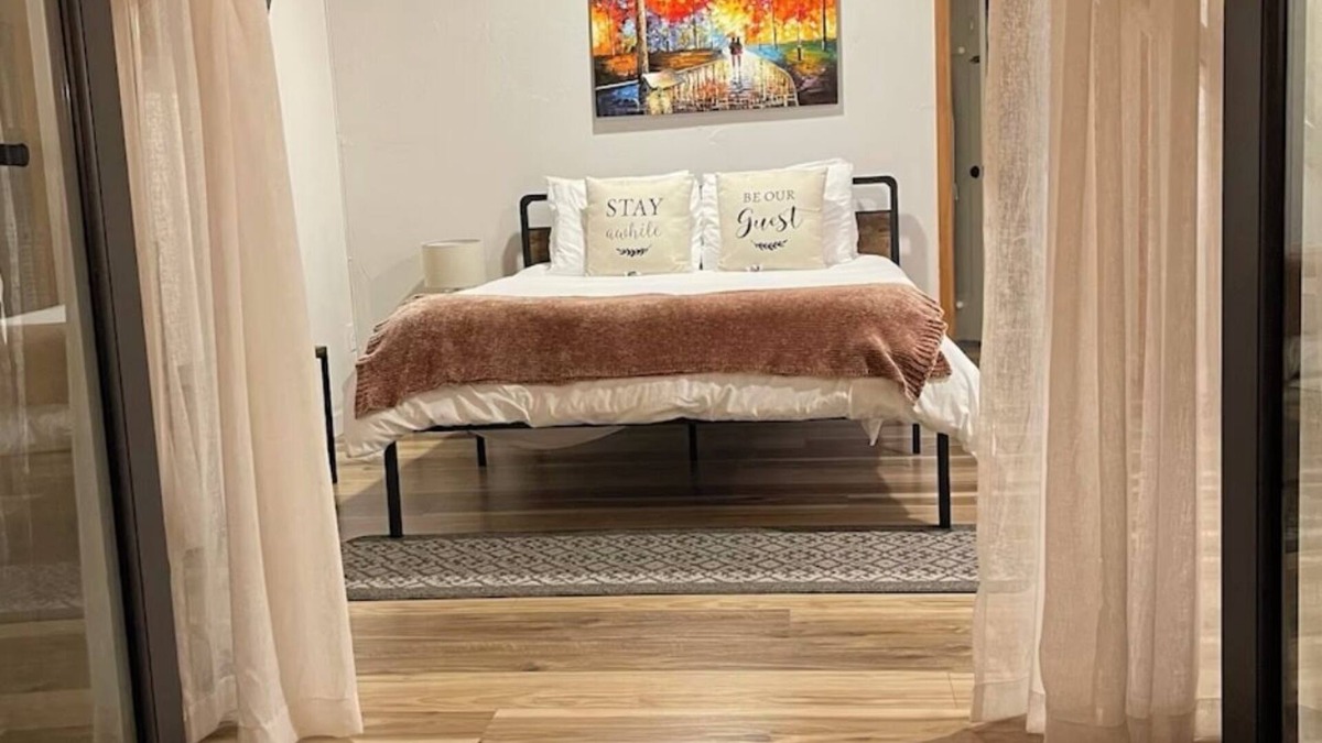 Ludlam Apartment | Private guest suite with PRIVATE ENTRANCE