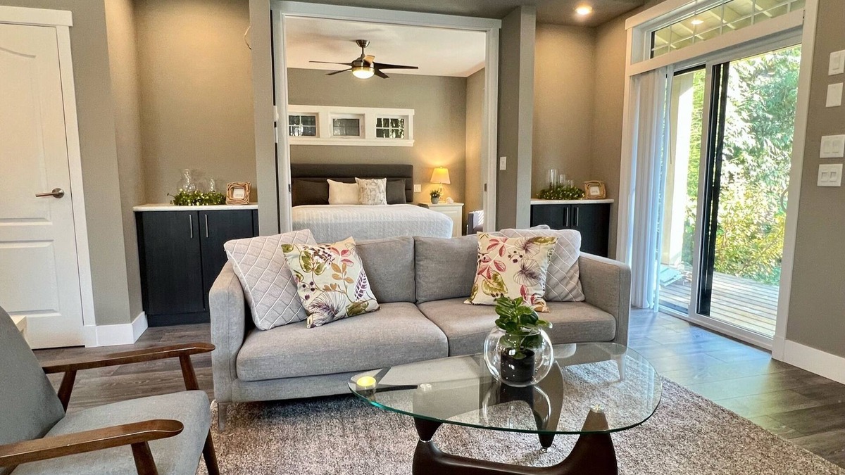 Port Moody House | Private Guesthouse near Skytrain! Sleeps 5 People