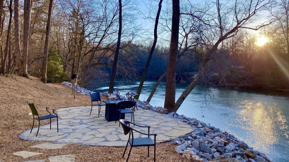 Cornelia Cabin | Private haven on the banks of the Chattahoochee River.