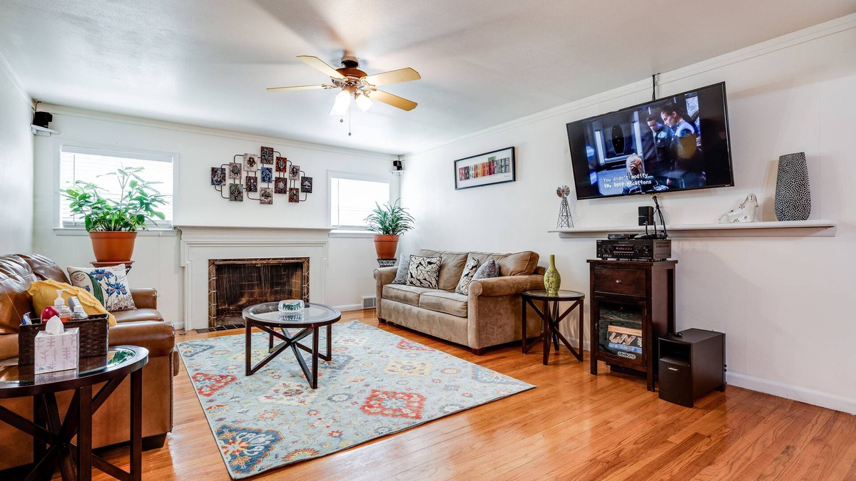 South Arlington House | PRIVATE HEATED 15' SWIM SPA AND HOT TUB, LARGE FENCED YARD, FIRE PIT, & SWINGS