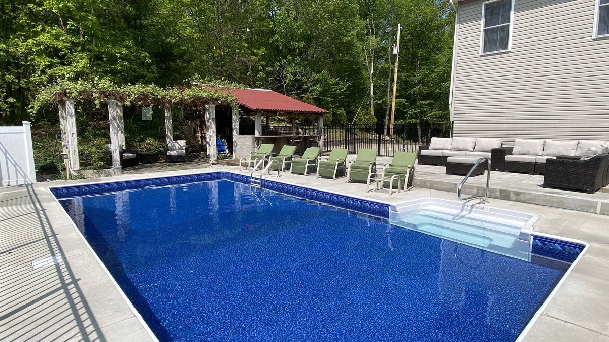 Tannersville House | Private heated pool. Camel beach. 6 bdr Secluded Villa in the heart of Pocono