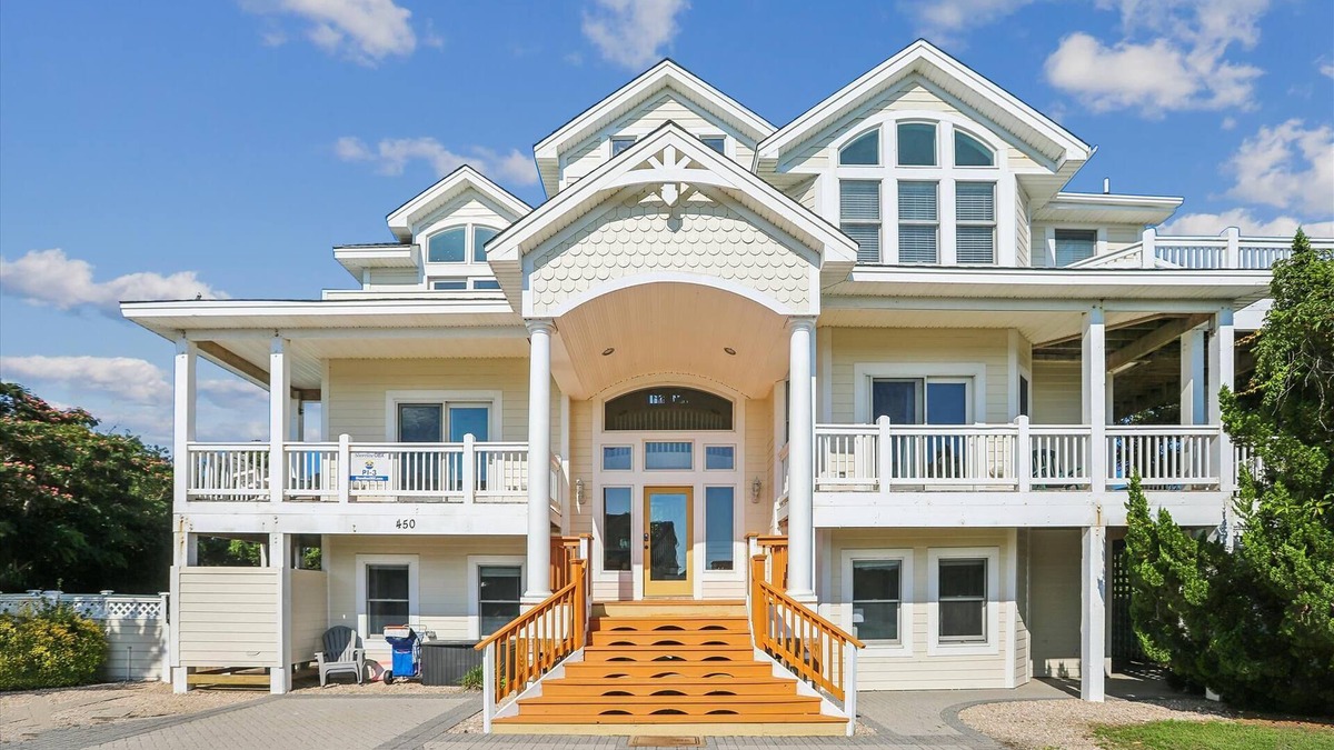 Pine Island House | Private heated pool, hot tub, Pool table, pet friendly. 9 Bdrm w/10th sleeping area