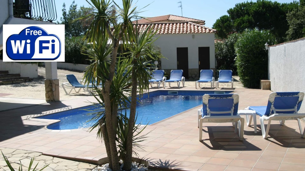 Calonge Villa | PRIVATE HEATED POOL, LOUNGE AIR CONDITIONING, SLEEPS 8, FREE WIFI, CARPORT