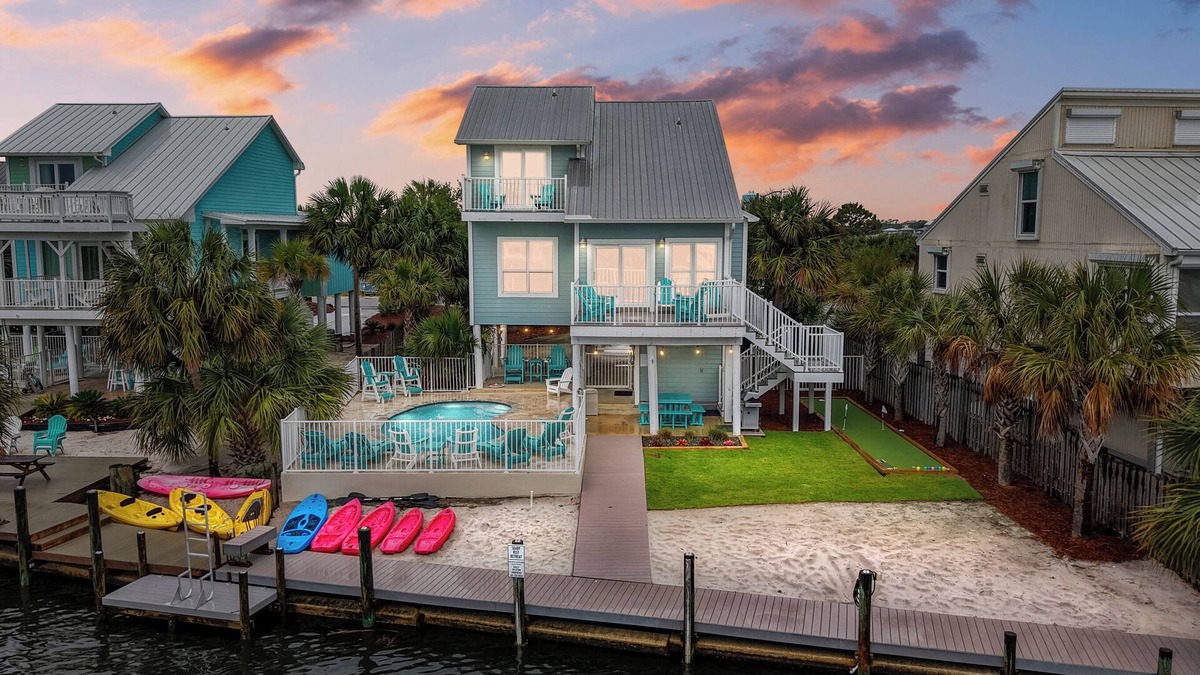 Sharp Reef House | PRIVATE HEATED POOL, PRIVATE BEACH, PICKLEBALL, PUTTINGGREEN, BOAT & BAY ACCESS!