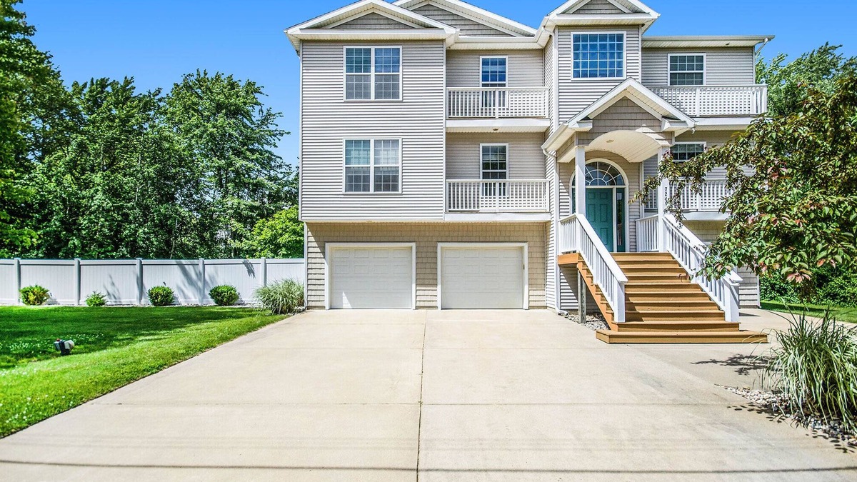 Miami Park House | Private heated pool, Lake Michigan, tram to beach, fire pit, gas grill