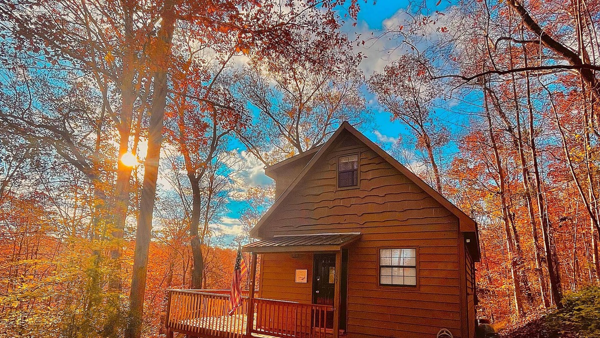 Dahlonega Cabin | PRIVATE HILL TOP RUSTIC CABIN! 8 MINS TO SQUARE! MOUNTAIN VIEWS DURING FALL!