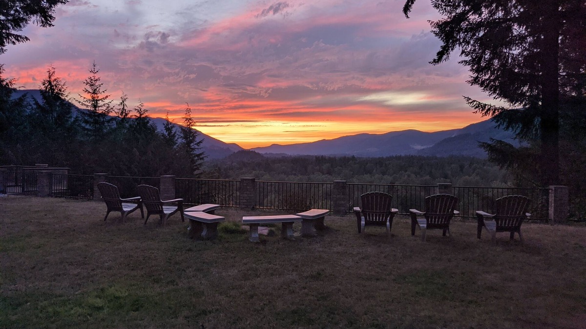 Welches Cabin | Private Hilltop Escape. Firepit, BBQ, Sunset, Sauna, Office