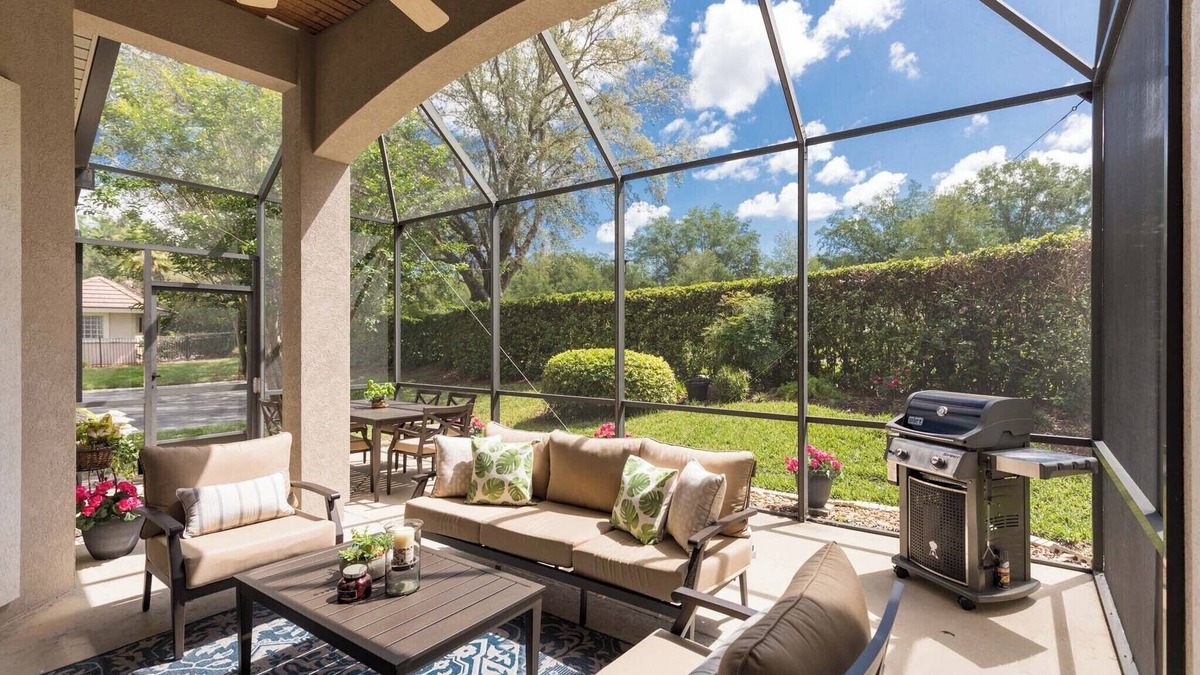 St. Augustine House | Private home-Large screened lanai-BBQ- sleeps 8-easy walk to pool!