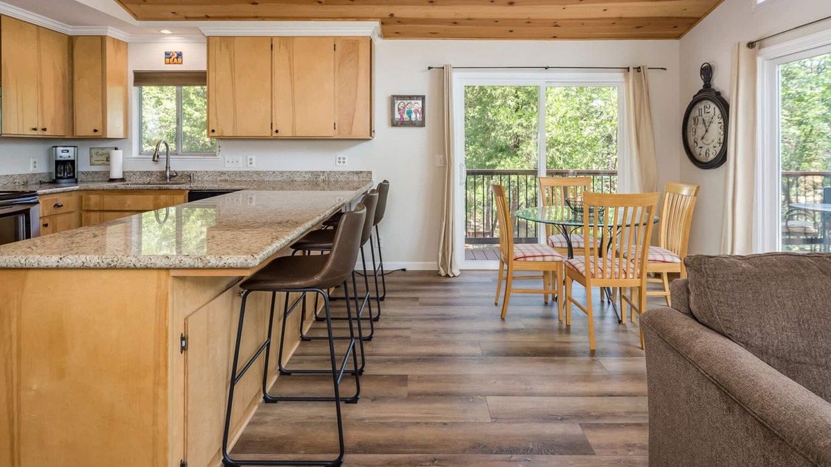 Arnold Cabin | PRIVATE HOT TUB + ACCESS TO BLS RECREATION CENTER