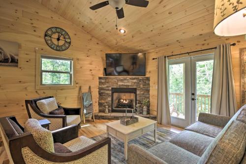 Murphy House | Private Hot Tub and EV Charger Cozy Murphy Cabin!
