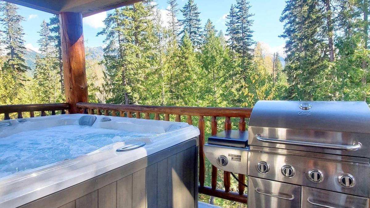 East Kootenay Condo | Private Hot Tub & BBQ | Open-Plan Living | Walk to Resort & Trails