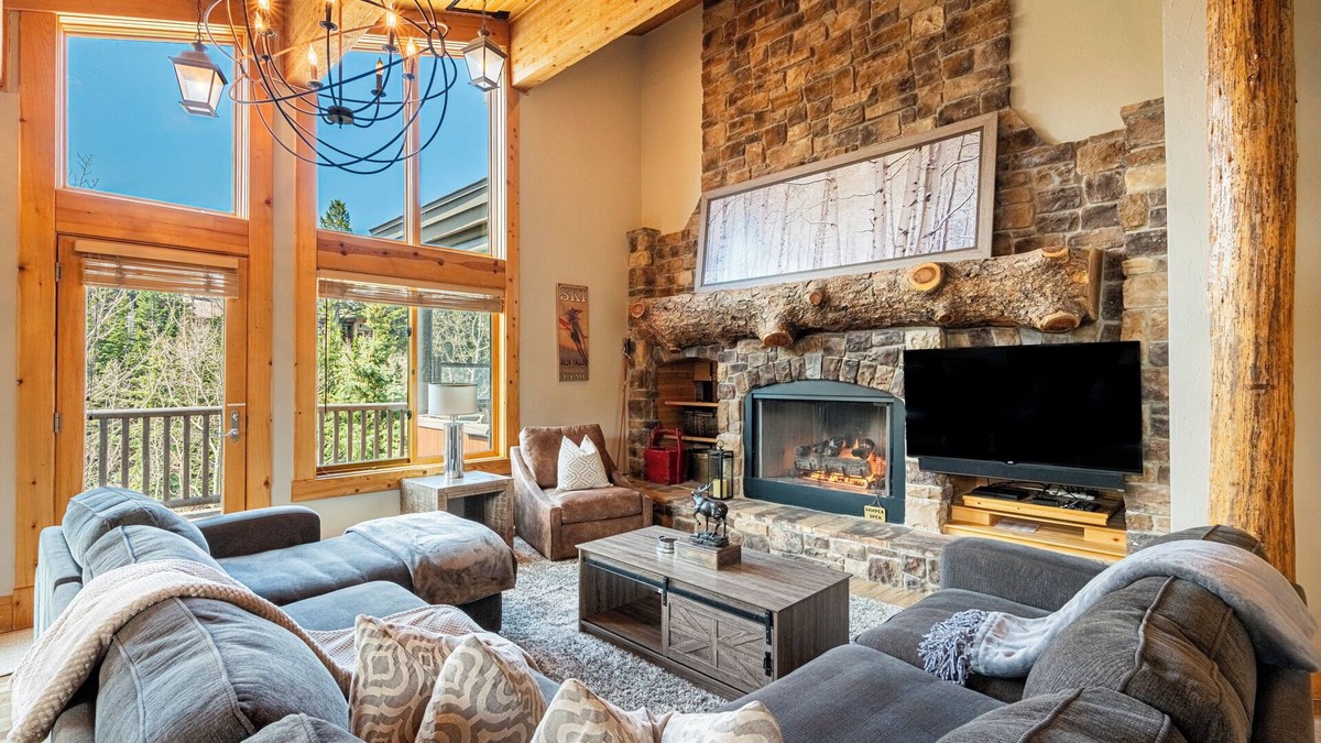 Deer Valley Condo | Private Hot tub & BBQ, Shuttle! Luxury Amenities & walk to lifts