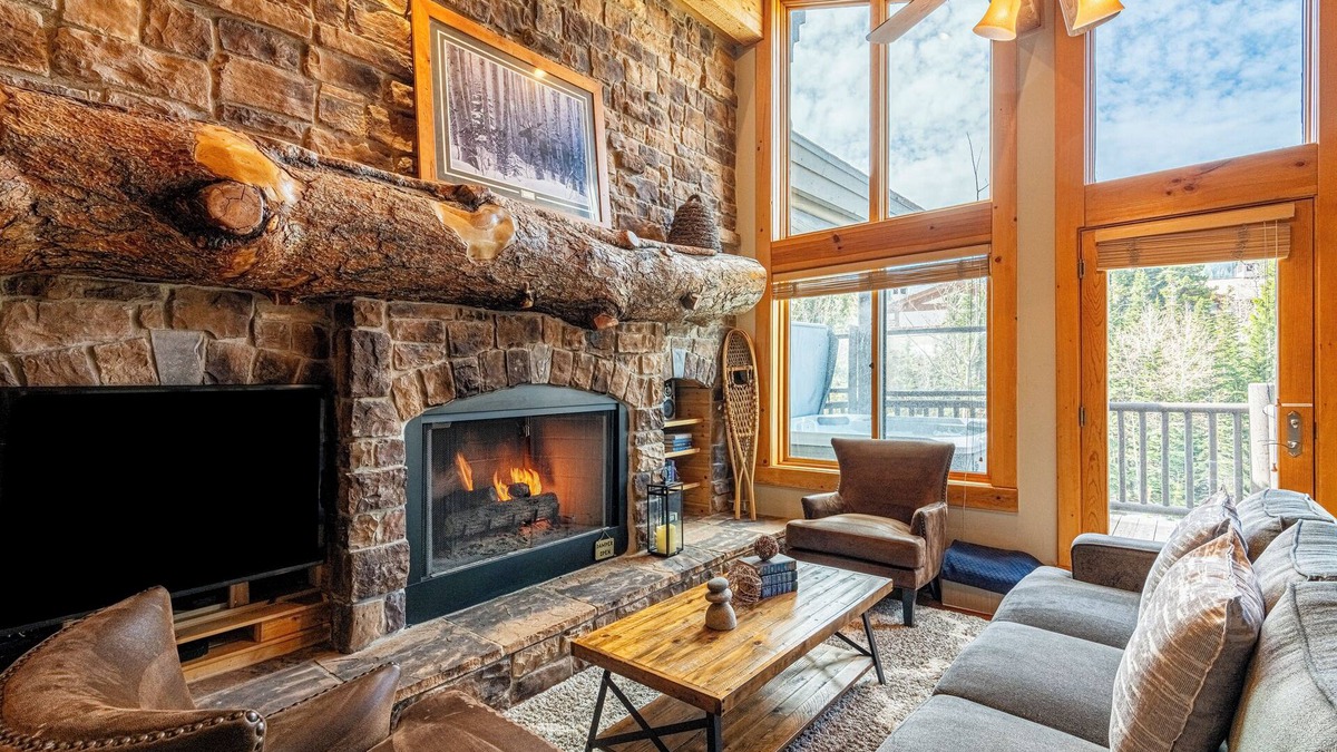 Deer Valley Condo | Private Hot tub & BBQ, Shuttle! Luxury Amenities & walk to lifts