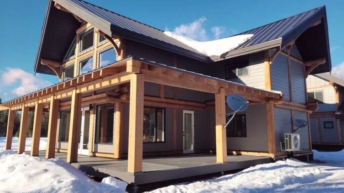 Central Okanagan Cabin | Private hot tub cabin near Big White sleeps 12