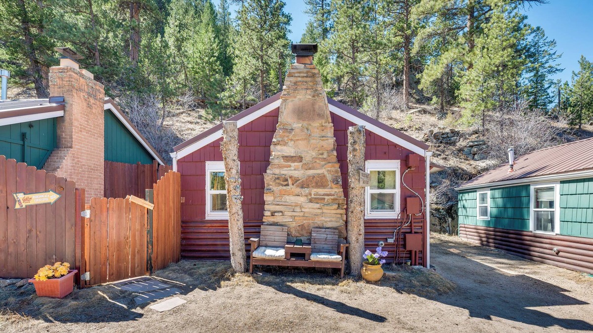 Drake Cabin | Private Hot Tub & Deck: Romantic Getaway in Drake