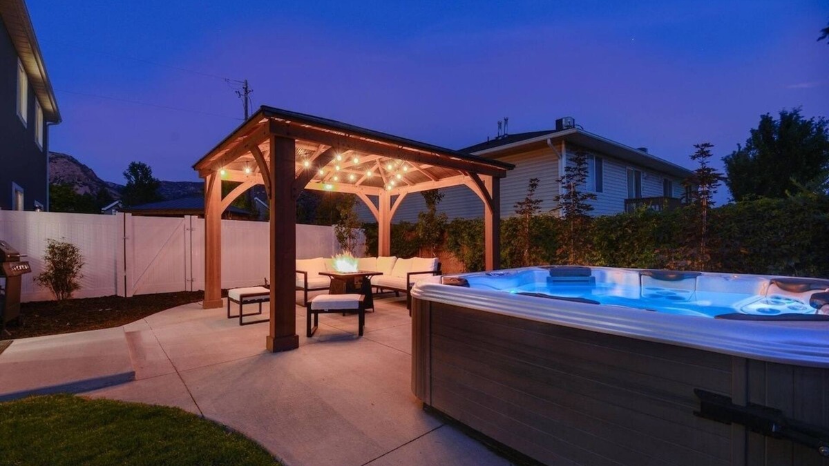 Ogden House | ⭐️Private Hot Tub + Fireplace + Covered Patio + 75" TV