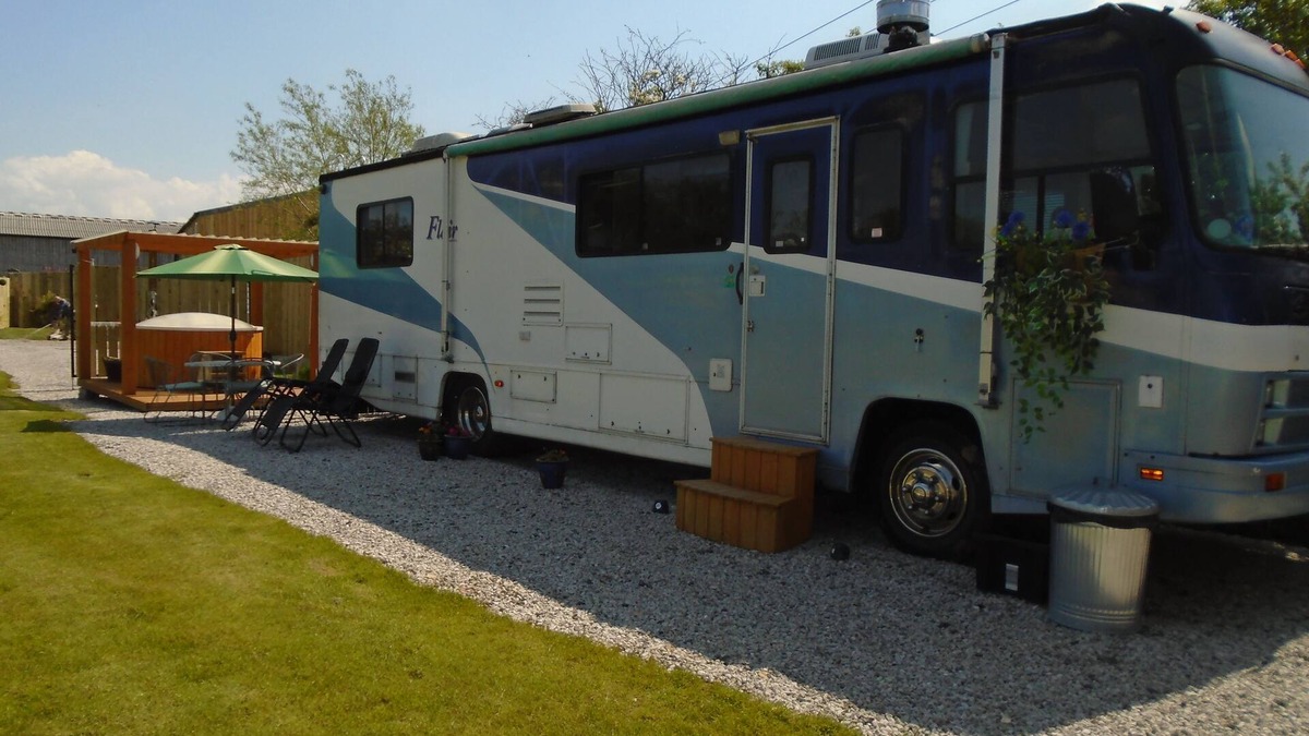 Ferrensby House | private hot tub with 1990,s American motorhome