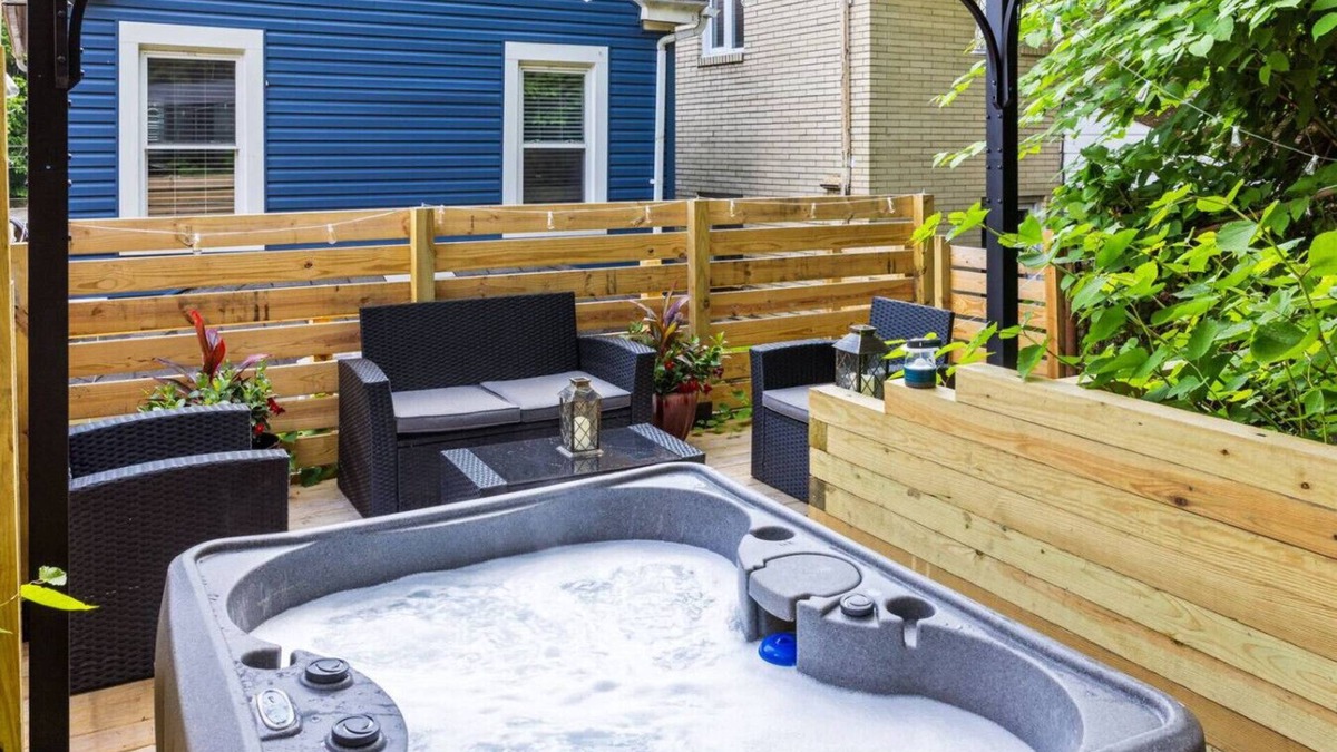 Pittsburgh Apartment | Private Hot Tub | King beds | 1 Block from Butler!