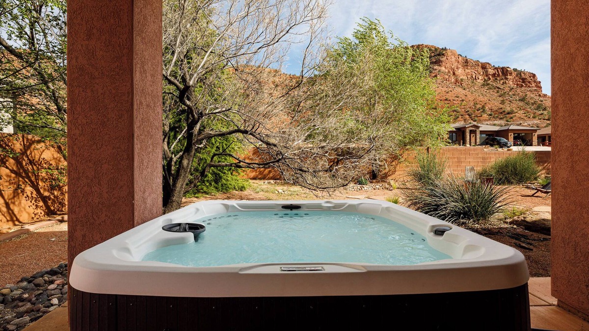 Kanab House | Private hot tub! Pool/Spa! 2 King Beds! Bunk Room! Sleeps 10! Pickleball! Gym!