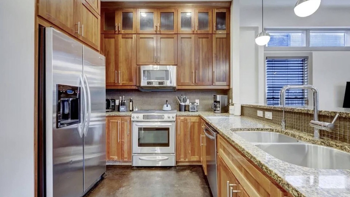 North Loop House | Private Hot Tub + Sleeps 12 - Northern Serenity 2