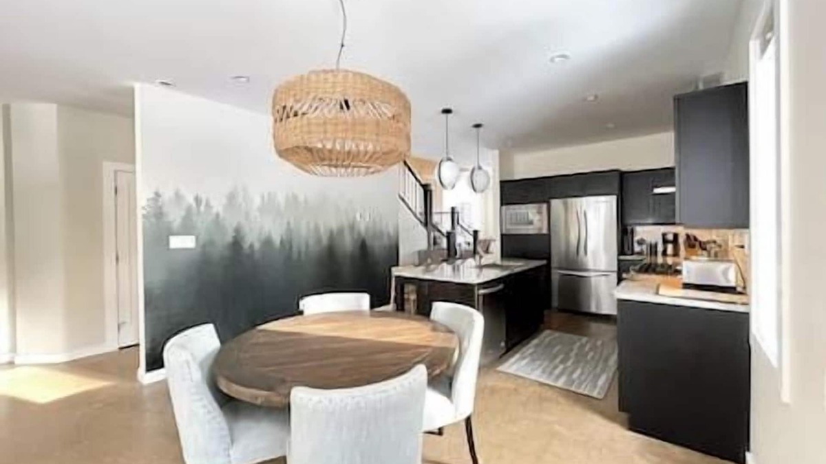 East Kootenay House | Private Hot tub/Spacious Retreat/Walk Downtown