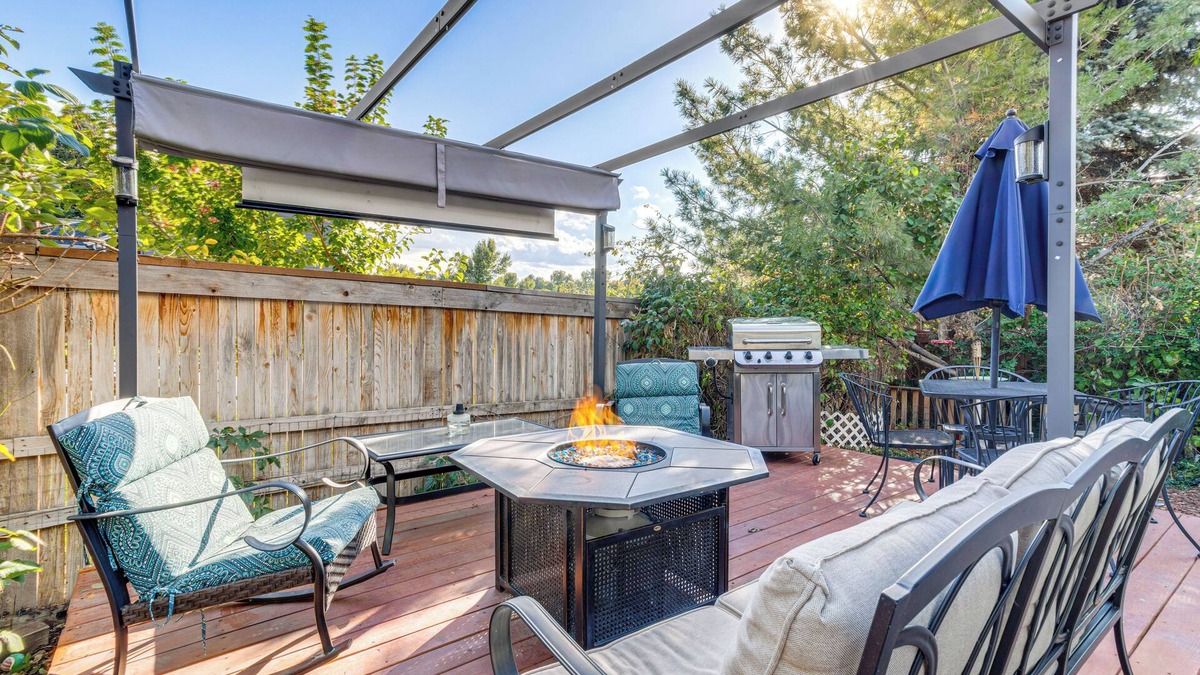Prides Crossing House | Private Hot Tub w/Projector: Modern Aurora Home