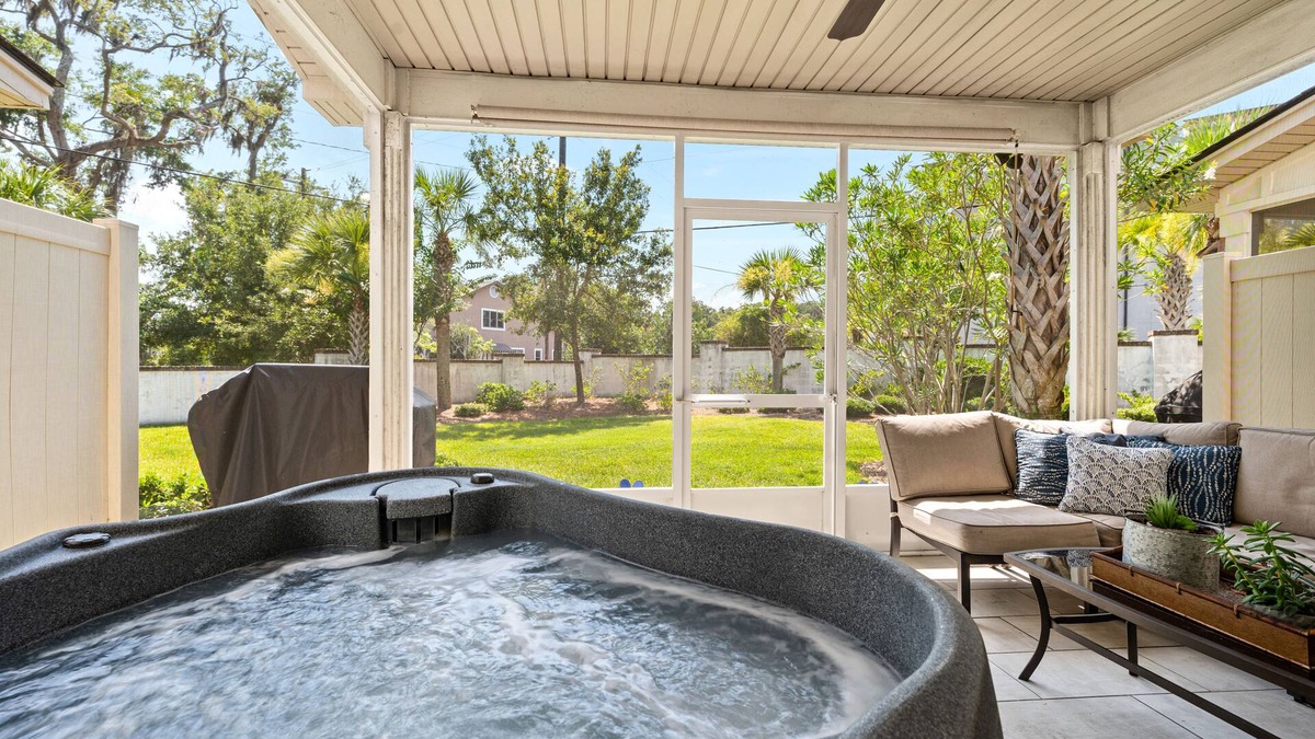 Epworth Acres House | Private HOT TUB, foosball pool, 3 min to beach/dr, boat drop park, pet 👍