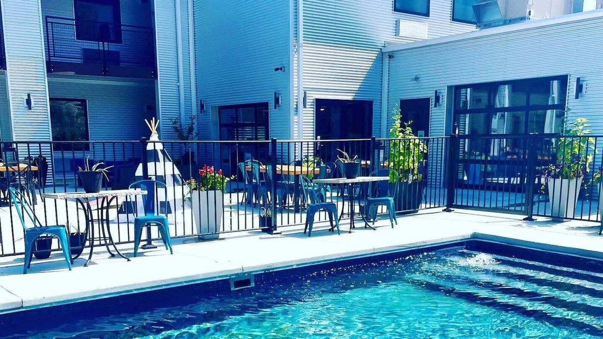 Pacific House | Private hotel near St Louis