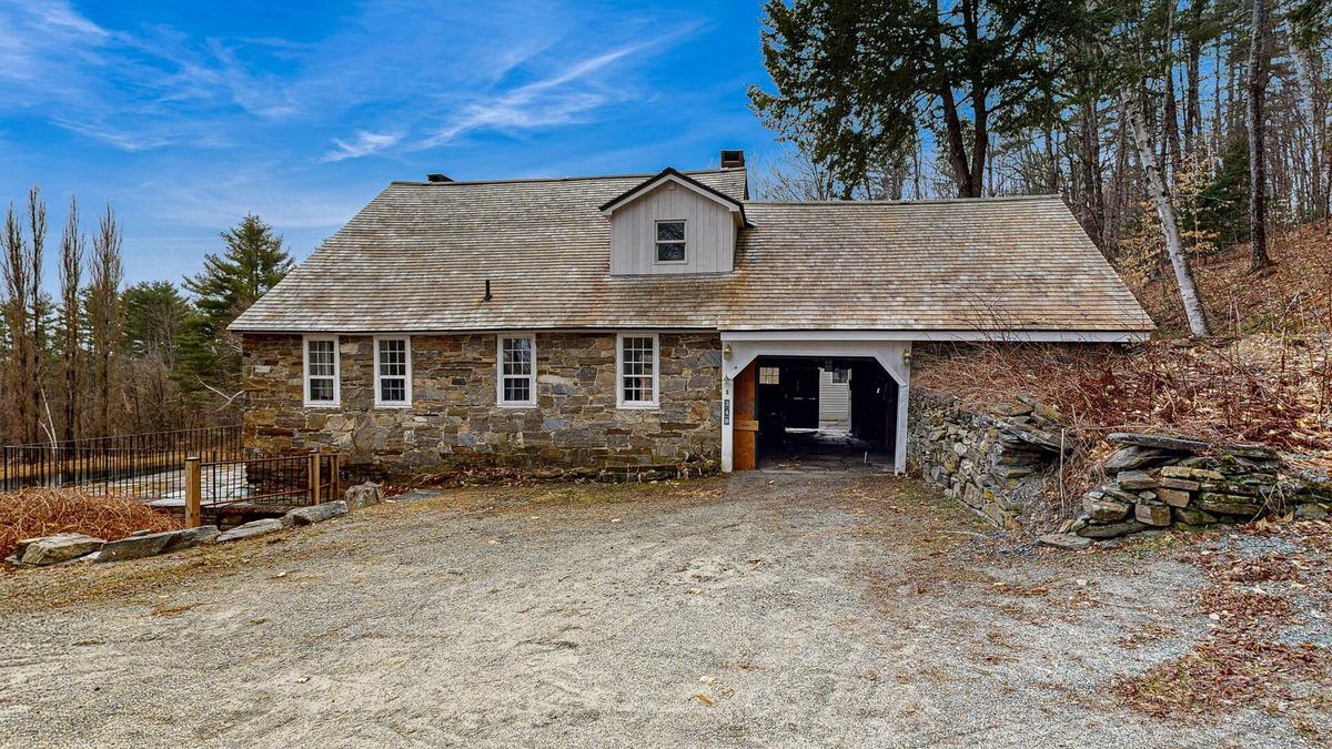 Reading House | Private house & cottage, pond, mountain view, balcony, outdoor dining, fireplace