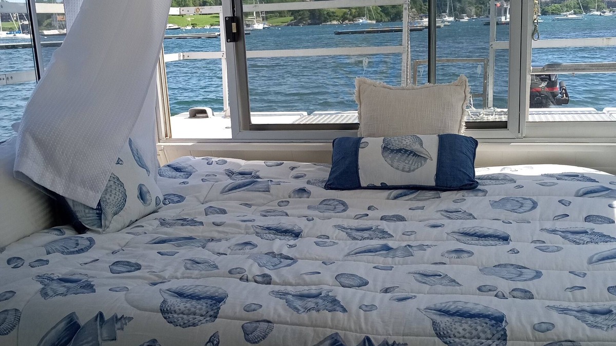 Fifth Ward Boat Rental | Private Houseboat In Beautiful Newport Harbor