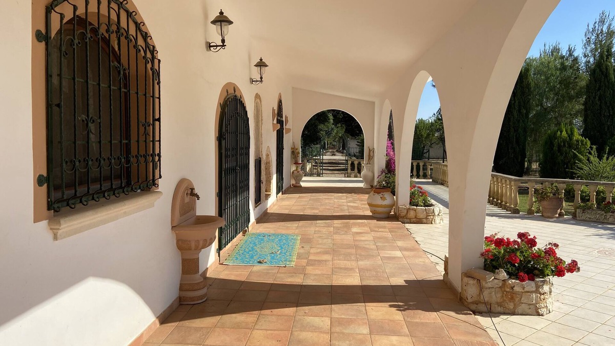 San Vito dei Normanni Villa | Private Villa with large gardens, pool and swim up bar