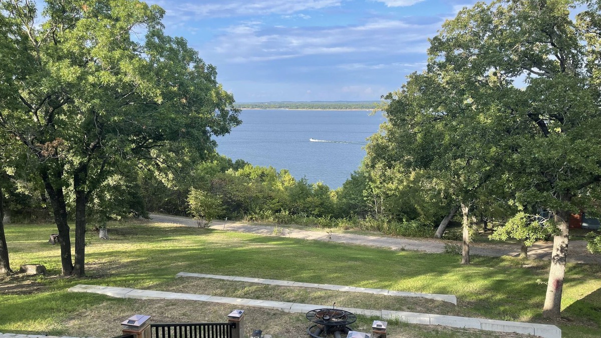 Kingston House | Private lake front home overlooking Lake Texoma!