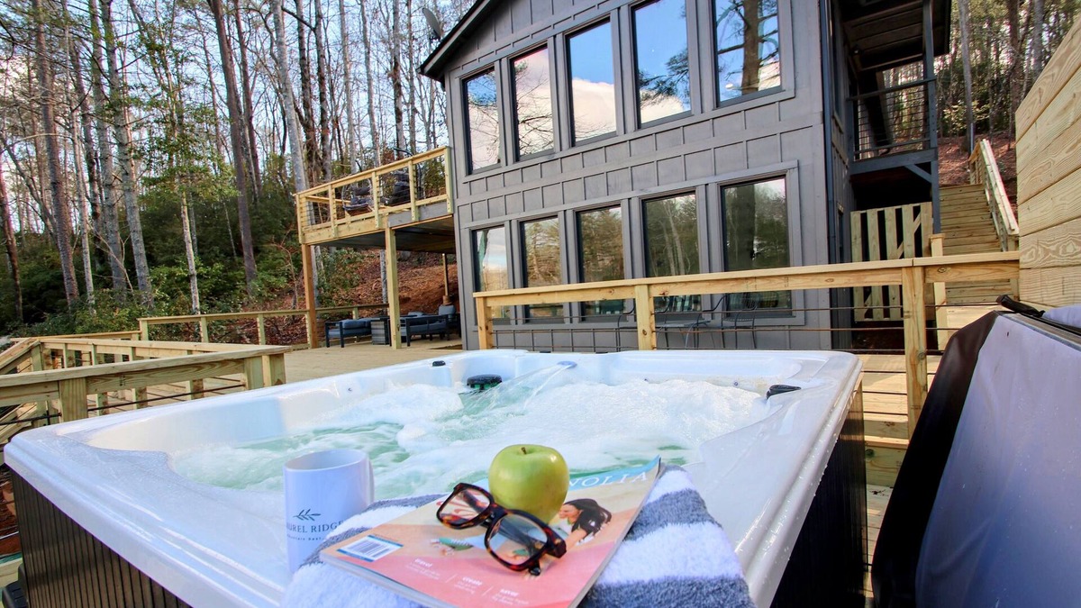 Mountain Rest House | Private Lake/Hot Tub/Large Deck/Rest & Relax/Kayaks & Canoe