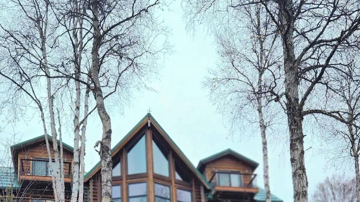Susitna North Cabin | Private lakefront cabin with WiFi in charming Talkeetna, Alaska