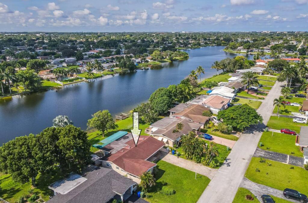 Pembroke Pines House | Private Lakefront Home in Miami/Pembroke