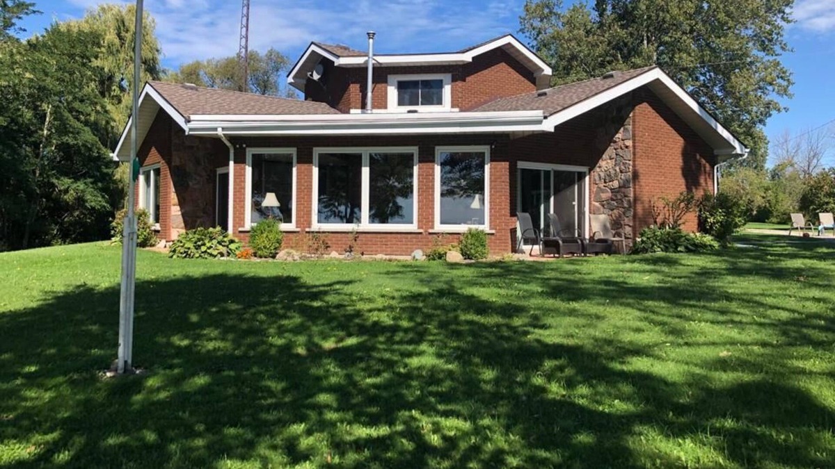Dunnville House | Private Lakefront Octagon House