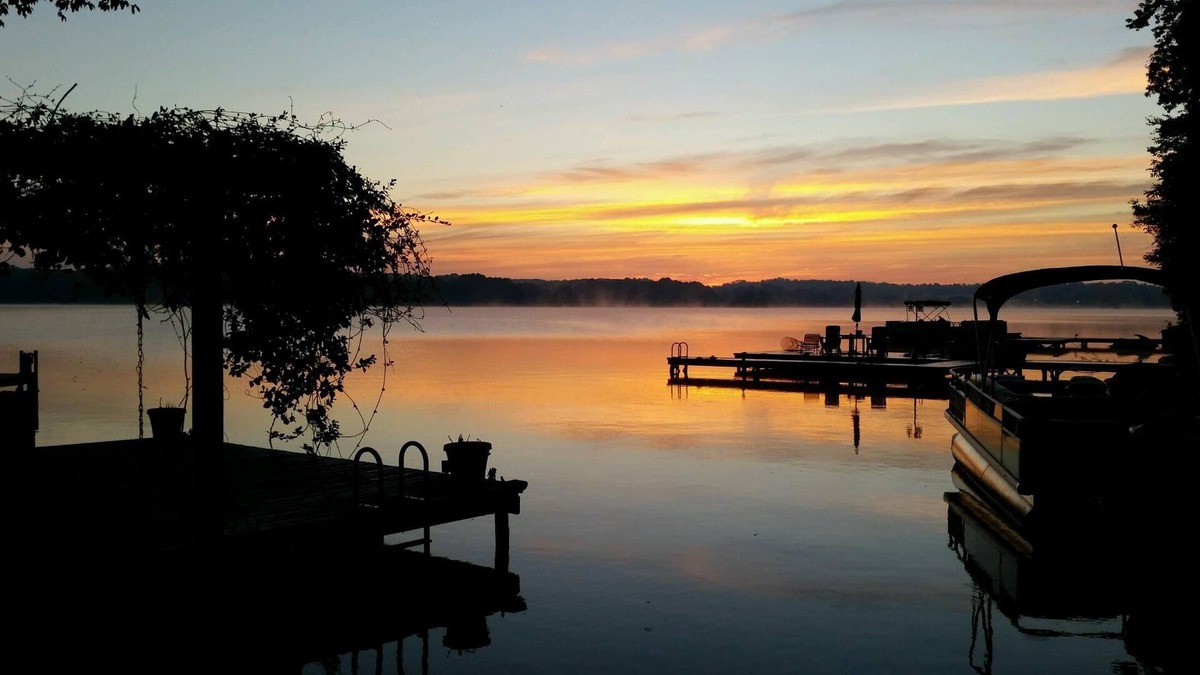 Buckhead House | PRIVATE LAKEFRONT ON 2+ AC W/BIG WATER VIEW W/HOT TUB (Min 30 Day Rental Only)