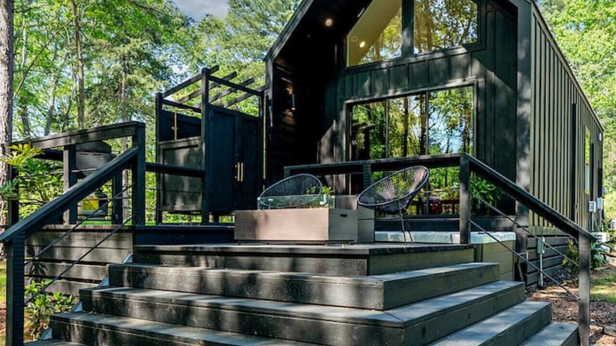 Bullard Apartment | Private Lakeside Couples Cabin, Hot Tub & Fire Pit - Dark Horse