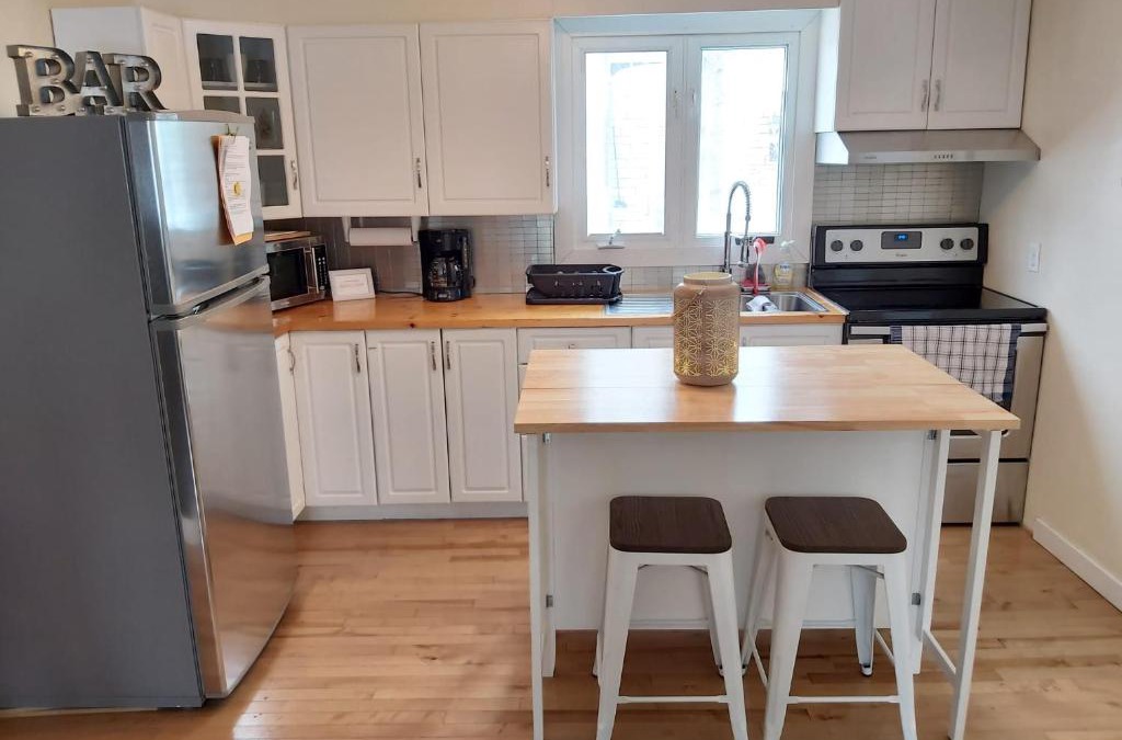 Hull Apartment | Private Large 3 Bedroom Apartment - 5 minutes from Ottawa & Gatineau Park