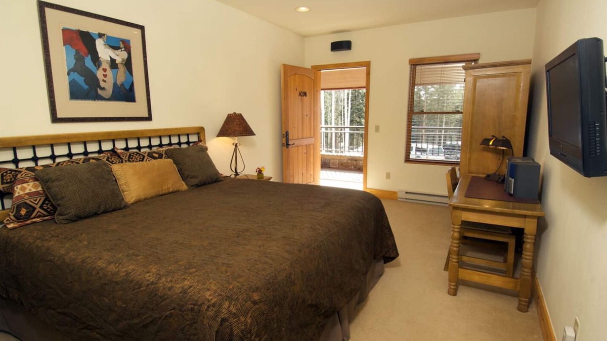 Mountain Village Hotel | Private Lock-Off King Room at the Bear Creek Lodge