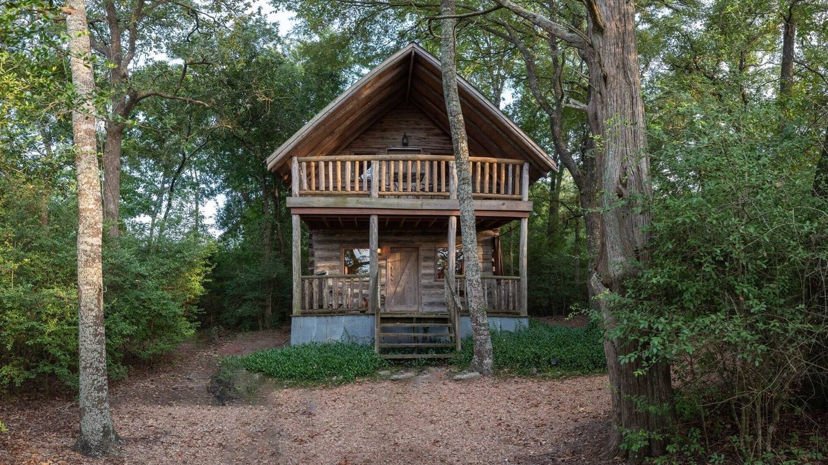 Brenham Cabin | Private Log Cabin for a Unique Getaway at Scenic Hill Retreat