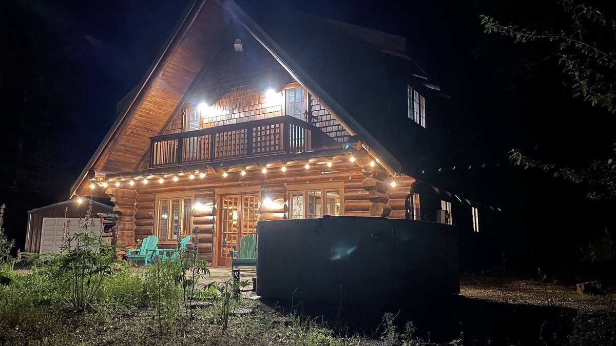 Maple Falls House | Private Log Cabin in the Woods - HOT TUB, BBQ, WIFI, GAZEBO, GAMING GARAGE