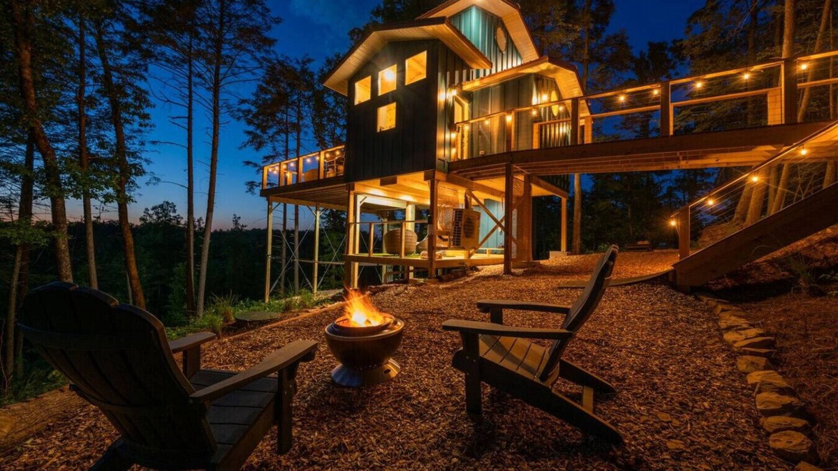 Campton Apartment | Private Lux Getaway/Hot-Tub/Net Loft - Birdhouse