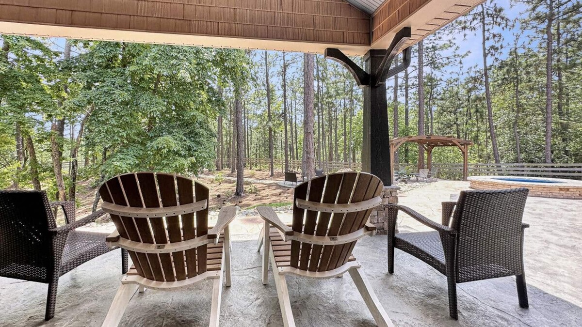 Southern Pines House | Private Lux Retreat - Movie Room & Putting Green