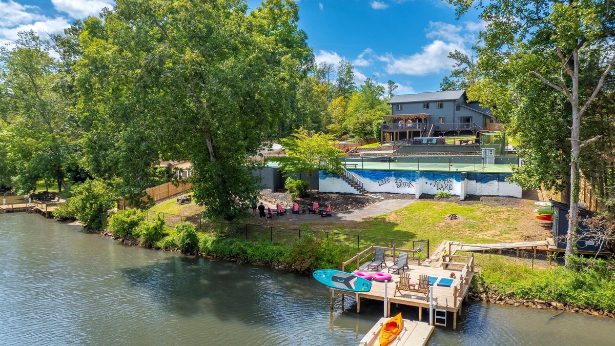 Greenville - Spartanburg House | Private Luxe Lakefront Mansion: Swimspa, Pickleball, Basketball, Kayaks+ More!